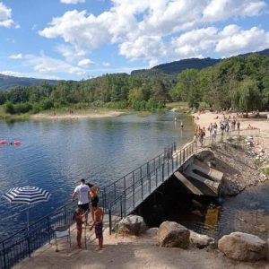 le-plan-d-eau-des-salins-a-desaignes-dispose-d-une-plage-arboree-photo-le-dl-jacques-malard-1628515301