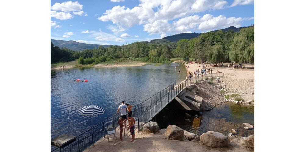 le-plan-d-eau-des-salins-a-desaignes-dispose-d-une-plage-arboree-photo-le-dl-jacques-malard-1628515301